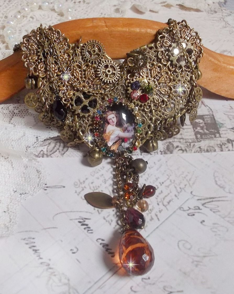 Mes Passions Brocs halsband skapar en kvinna med gyllene hår med blommor, bronsaccessoarer, kristallberlocker och en strass-kedja.
