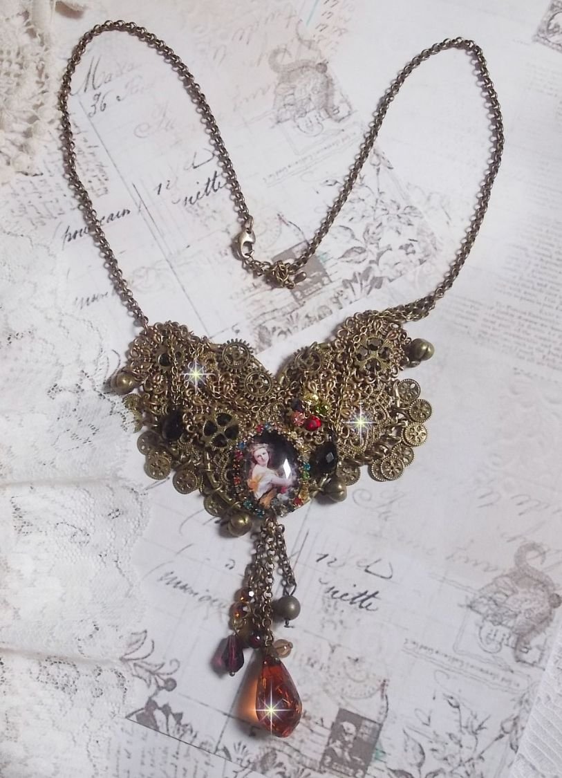 Mes Passions Brocs halsband skapar en kvinna med gyllene hår med blommor, bronsaccessoarer, kristallberlocker och en strass-kedja.