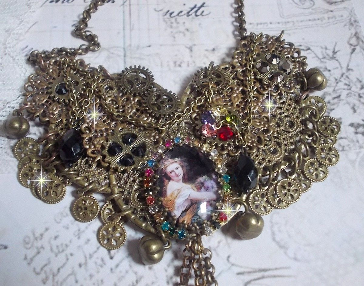 Mes Passions Brocs halsband skapar en kvinna med gyllene hår med blommor, bronsaccessoarer, kristallberlocker och en strass-kedja.