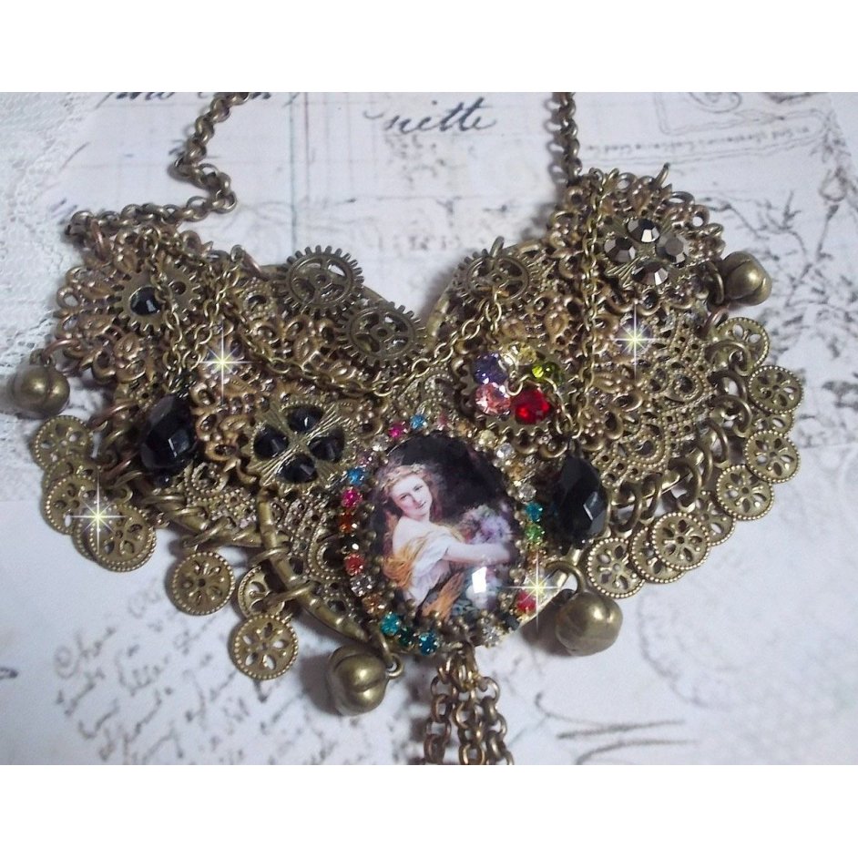 Mes Passions Brocs halsband skapar en kvinna med gyllene hår med blommor, bronsaccessoarer, kristallberlocker och en strass-kedja.