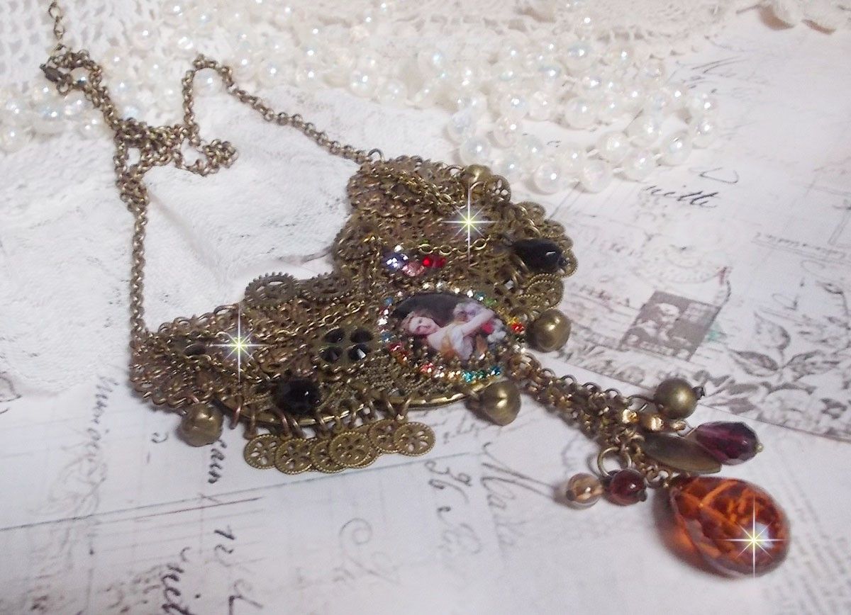Mes Passions Brocs halsband skapar en kvinna med gyllene hår med blommor, bronsaccessoarer, kristallberlocker och en strass-kedja.