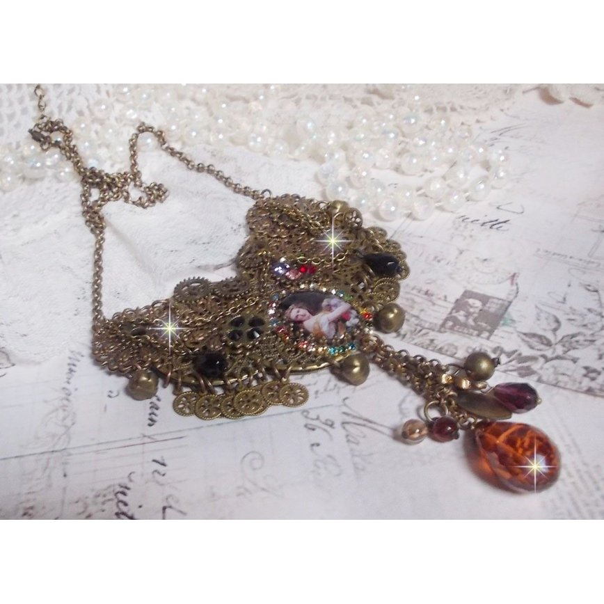 Mes Passions Brocs halsband skapar en kvinna med gyllene hår med blommor, bronsaccessoarer, kristallberlocker och en strass-kedja.