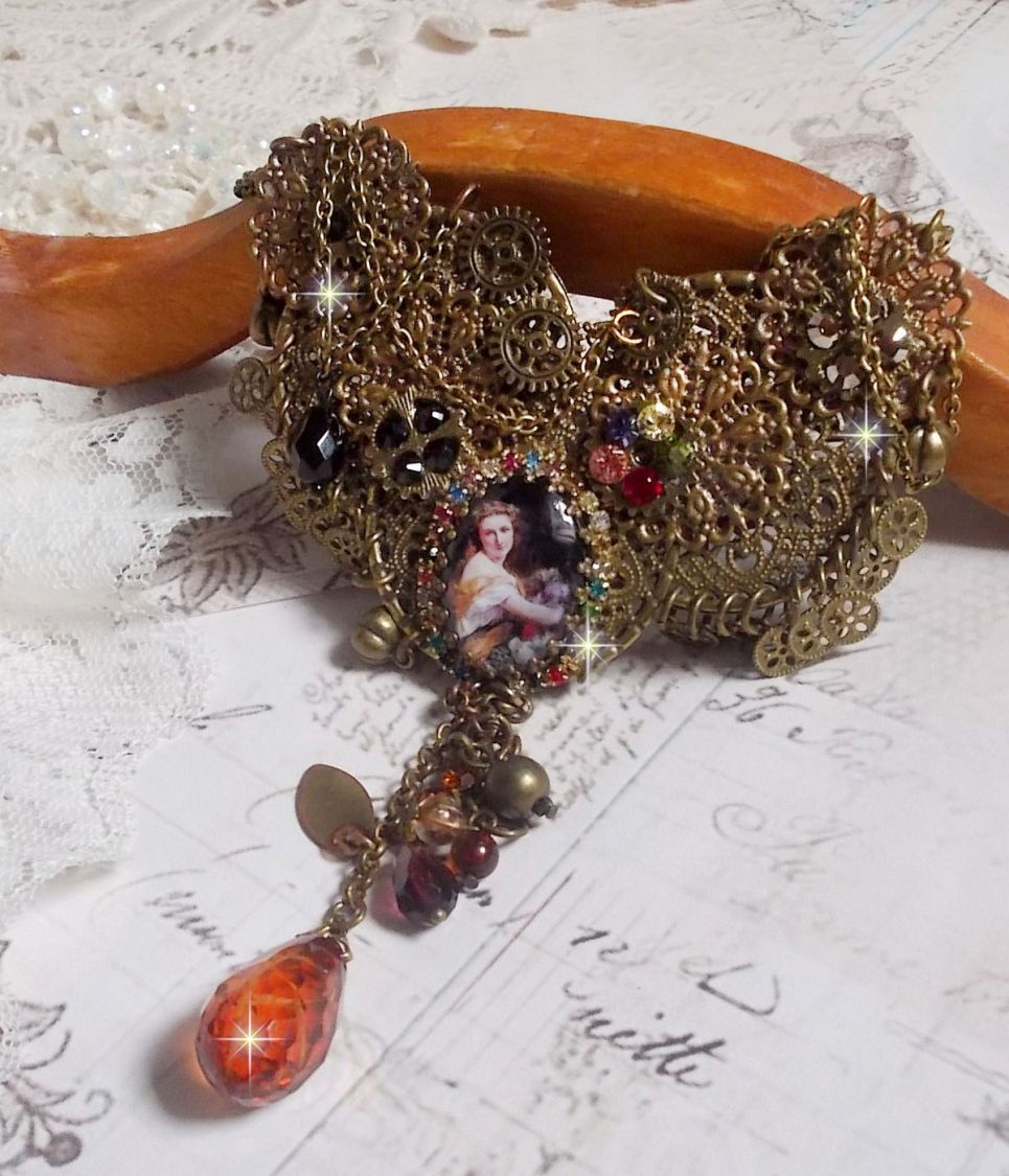 Mes Passions Brocs halsband skapar en kvinna med gyllene hår med blommor, bronsaccessoarer, kristallberlocker och en strass-kedja.