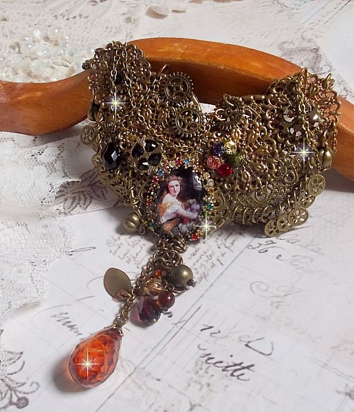 Mes Passions Brocs halsband skapar en kvinna med gyllene h&aring;r med blommor, bronsaccessoarer, kristallberlocker och en strass-kedja.