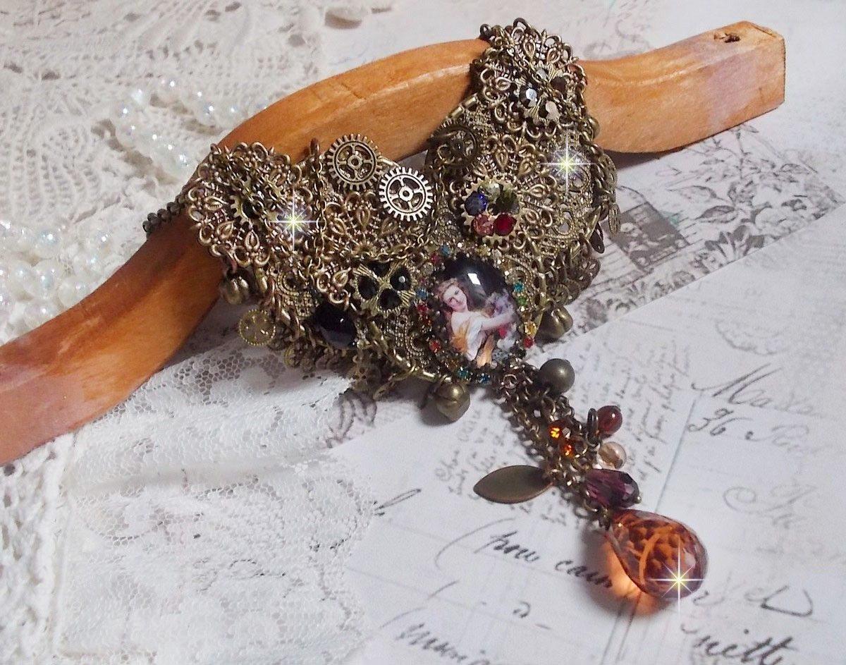 Mes Passions Brocs halsband skapar en kvinna med gyllene hår med blommor, bronsaccessoarer, kristallberlocker och en strass-kedja.