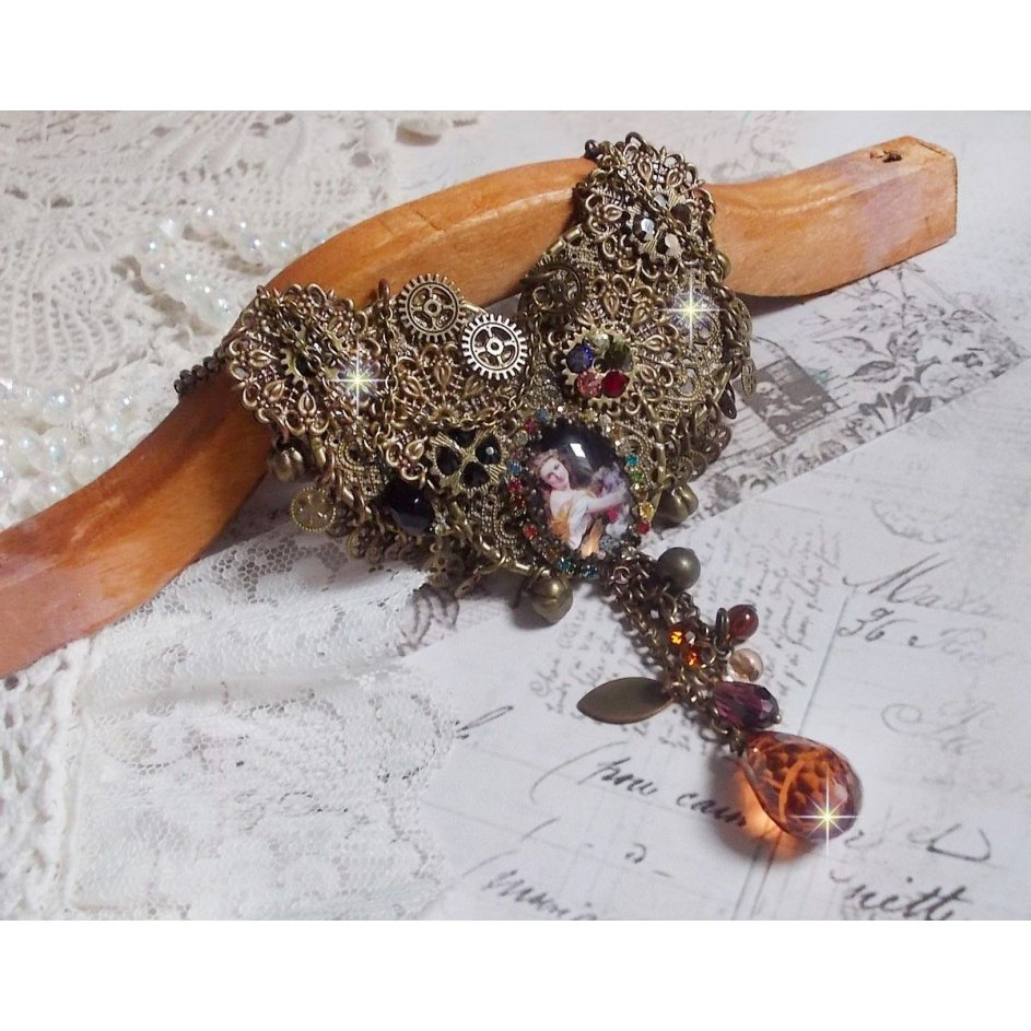Mes Passions Brocs halsband skapar en kvinna med gyllene hår med blommor, bronsaccessoarer, kristallberlocker och en strass-kedja.