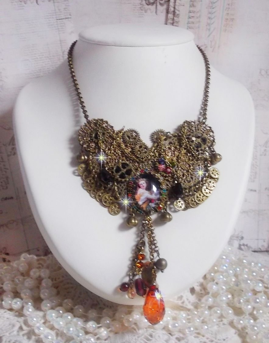 Mes Passions Brocs halsband skapar en kvinna med gyllene hår med blommor, bronsaccessoarer, kristallberlocker och en strass-kedja.