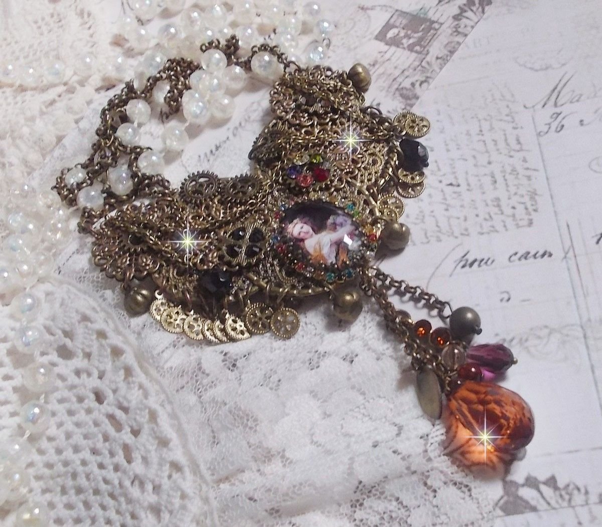 Mes Passions Brocs halsband skapar en kvinna med gyllene hår med blommor, bronsaccessoarer, kristallberlocker och en strass-kedja.