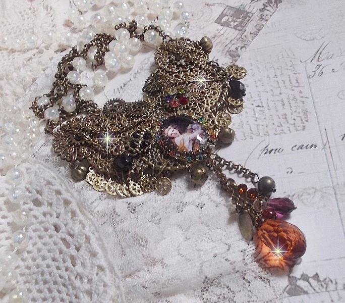 Mes Passions Brocs halsband skapar en kvinna med gyllene h&aring;r med blommor, bronsaccessoarer, kristallberlocker och en strass-kedja.