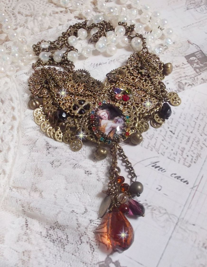 Mes Passions Brocs halsband skapar en kvinna med gyllene hår med blommor, bronsaccessoarer, kristallberlocker och en strass-kedja.