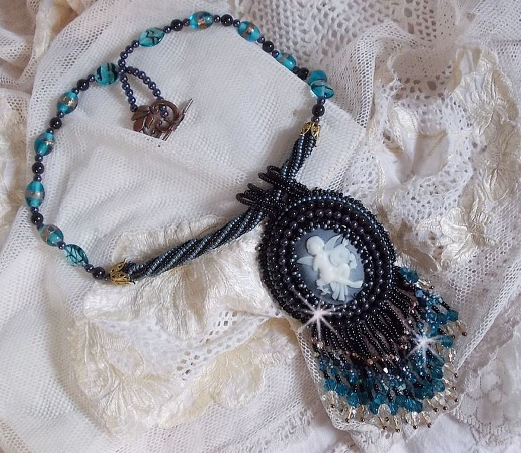Angelot hängande halsband med akryl Angel, Swarovskikristaller och japanska fröpärlor.