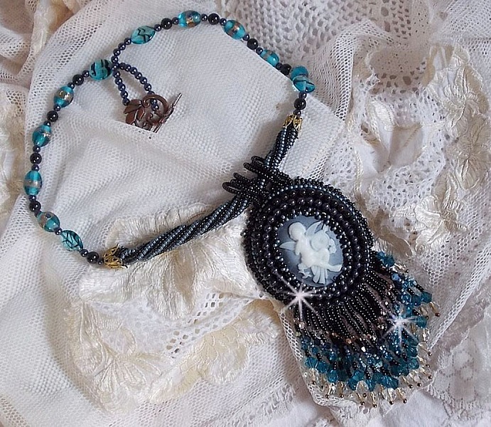 Angelot h&auml;ngande halsband med akryl Angel, Swarovskikristaller och japanska fr&ouml;p&auml;rlor.