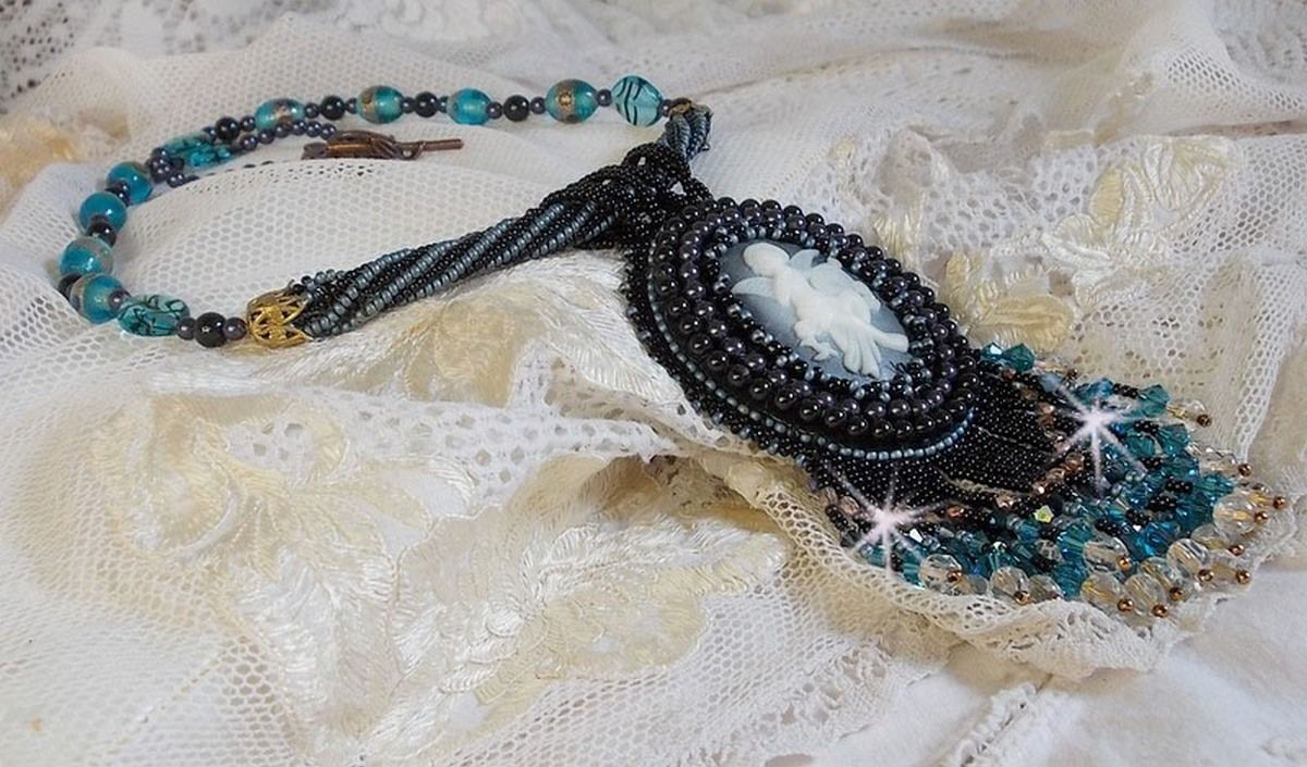 Angelot hängande halsband med akryl Angel, Swarovskikristaller och japanska fröpärlor.