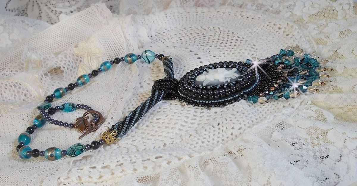 Angelot hängande halsband med akryl Angel, Swarovskikristaller och japanska fröpärlor.