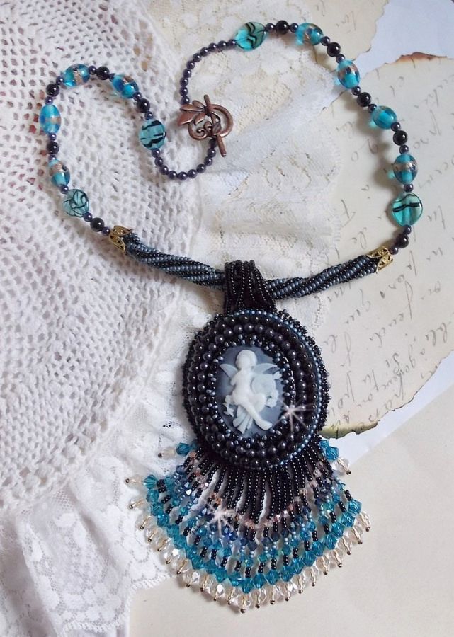 Angelot hängande halsband med akryl Angel, Swarovskikristaller och japanska fröpärlor.
