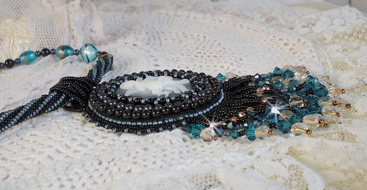 Angelot hängande halsband med akryl Angel, Swarovskikristaller och japanska fröpärlor.