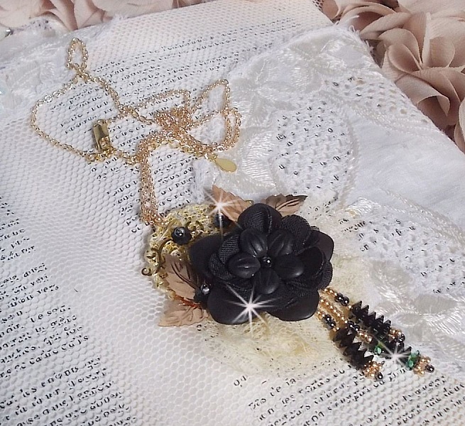 Svart och guld Dreamcatcher h&auml;ngande halsband med antika spetsar och vackra kristaller