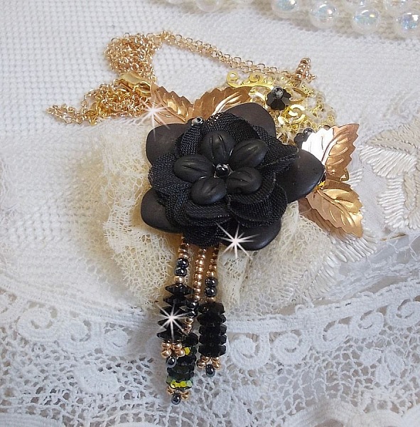 Svart och guld Dreamcatcher h&auml;ngande halsband med antika spetsar och vackra kristaller