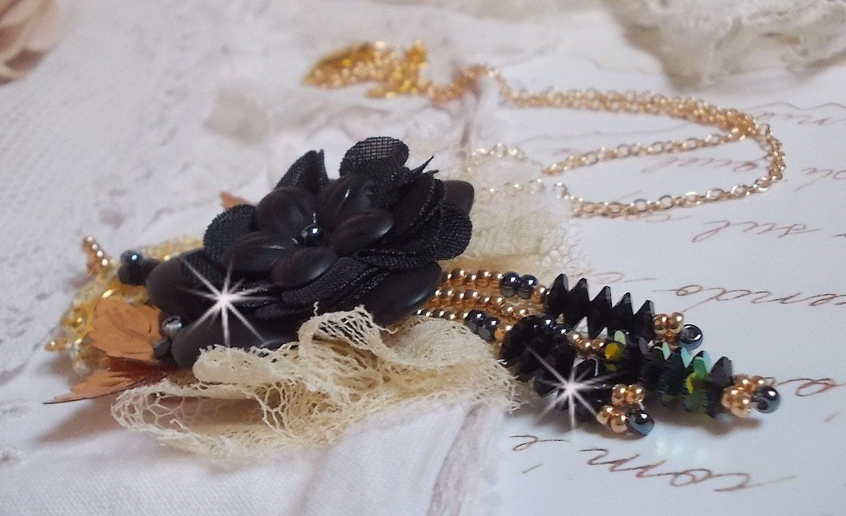 Svart och guld Dreamcatcher hängande halsband med antika spetsar och vackra kristaller