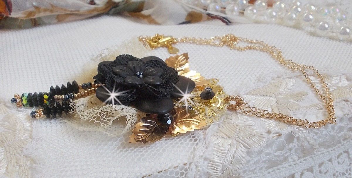 Svart och guld Dreamcatcher hängande halsband med antika spetsar och vackra kristaller