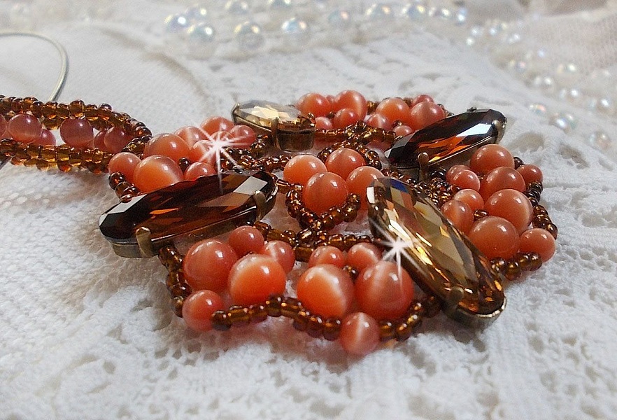 H&ouml;stens h&auml;ngande halsband med Swarovski-kristaller och glasp&auml;rlor med katt&ouml;ga