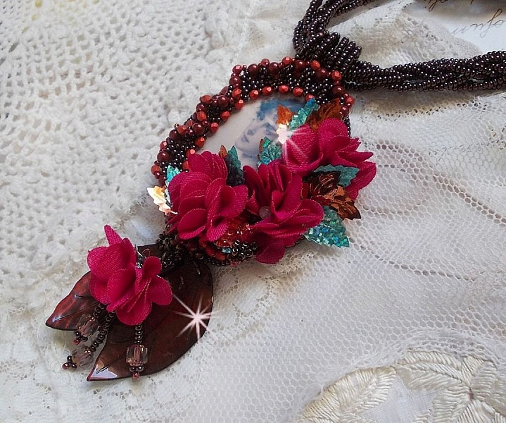 Belle H&eacute;l&egrave;ne Haute-Couture halsband med tygblommor och p&auml;rlemorblad