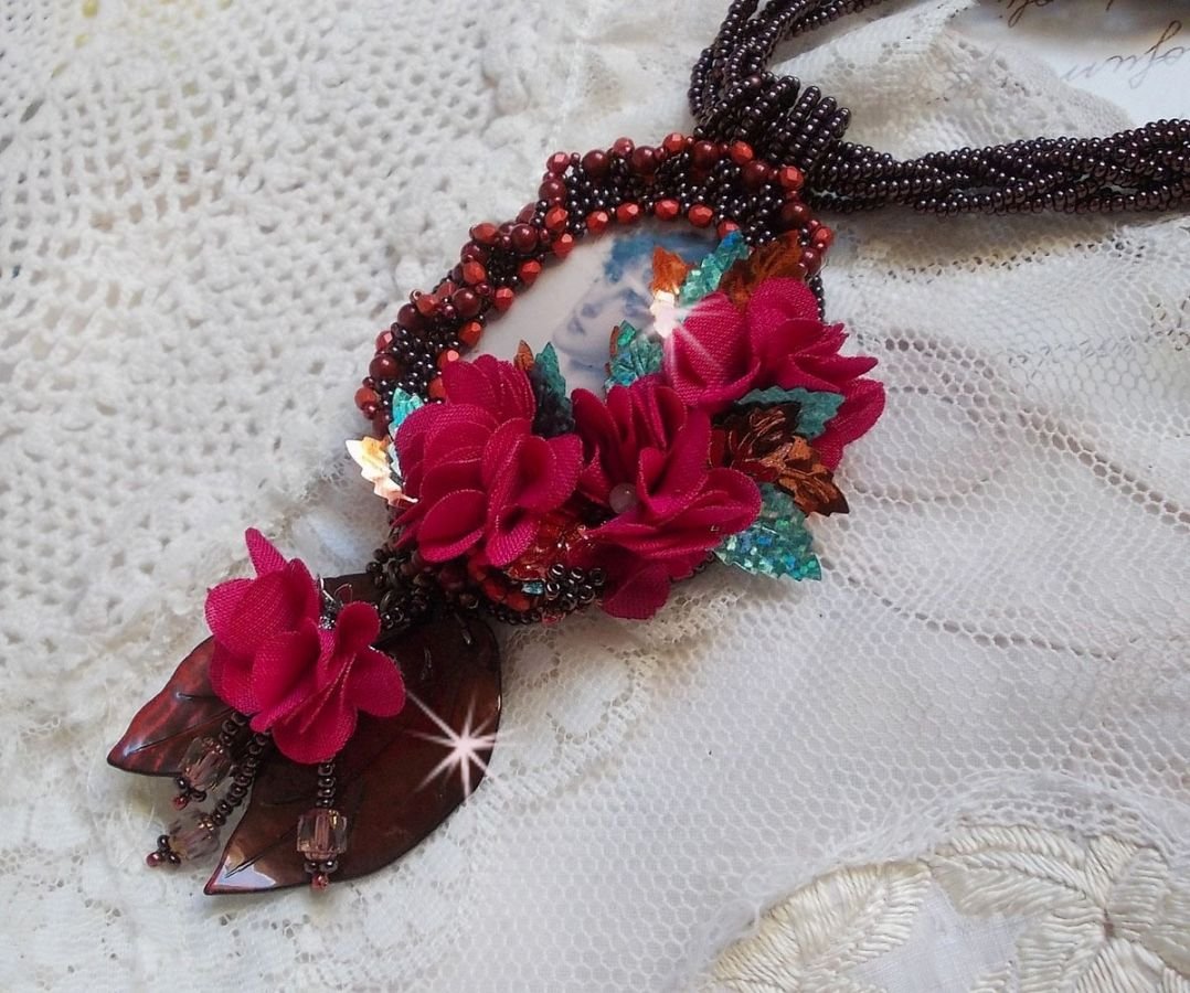 Belle Hélène Haute-Couture halsband med tygblommor och pärlemorblad