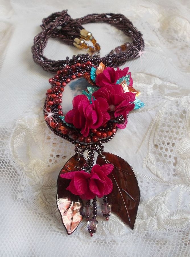 Belle Hélène Haute-Couture halsband med tygblommor och pärlemorblad