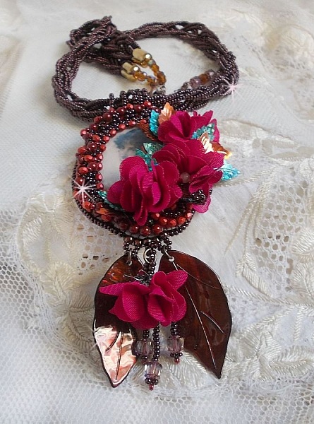 Belle H&eacute;l&egrave;ne Haute-Couture halsband med tygblommor och p&auml;rlemorblad