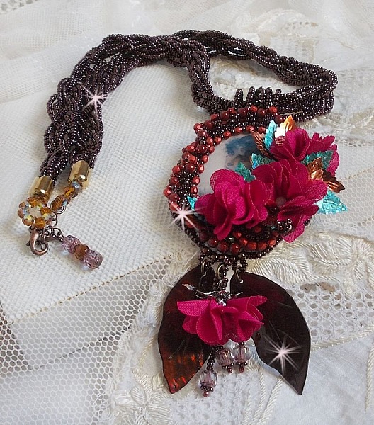 Belle H&eacute;l&egrave;ne Haute-Couture halsband med tygblommor och p&auml;rlemorblad