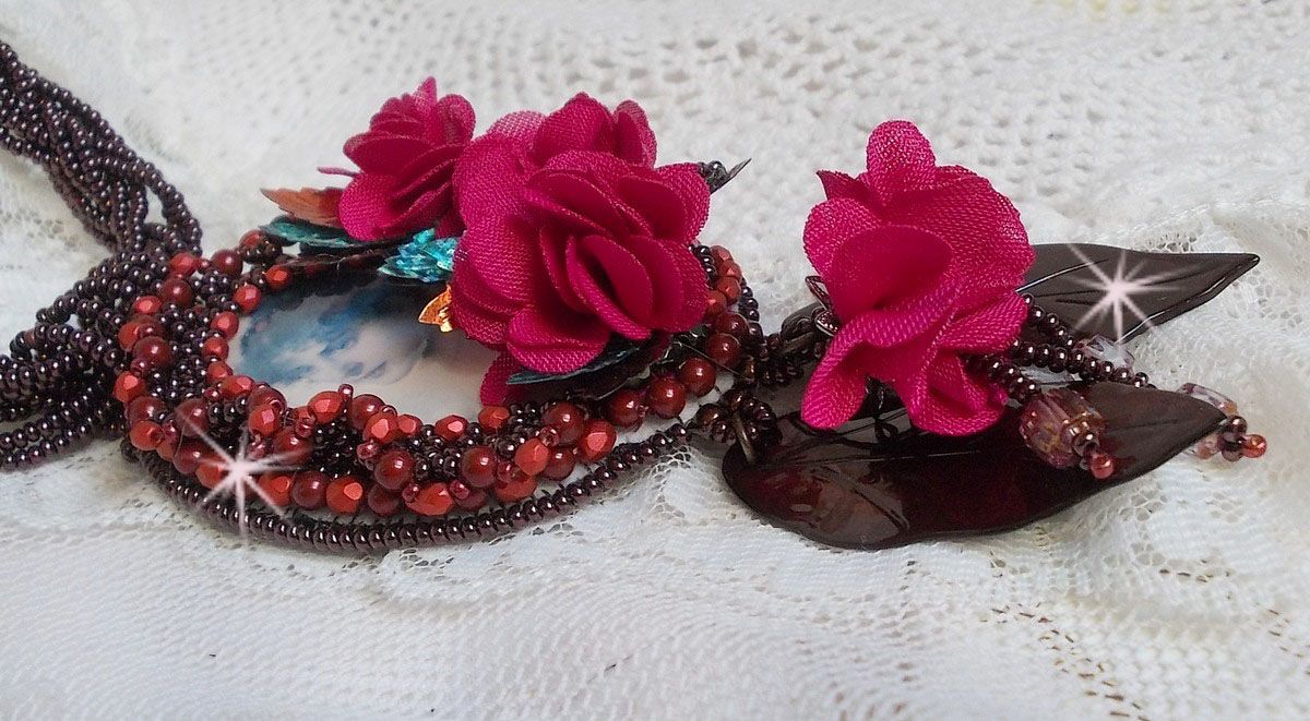 Belle Hélène Haute-Couture halsband med tygblommor och pärlemorblad