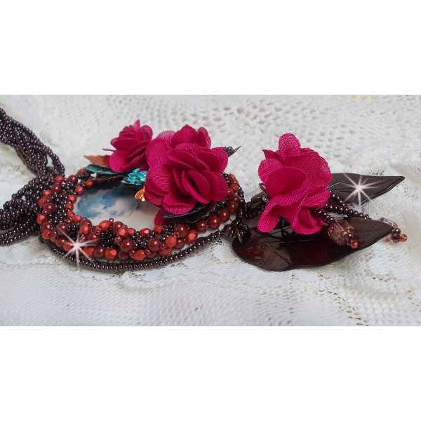 Belle Hélène Haute-Couture halsband med tygblommor och pärlemorblad