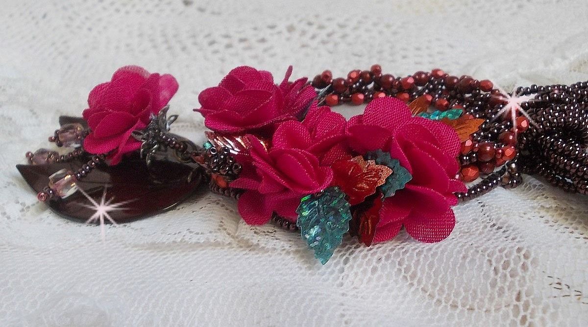 Belle Hélène Haute-Couture halsband med tygblommor och pärlemorblad