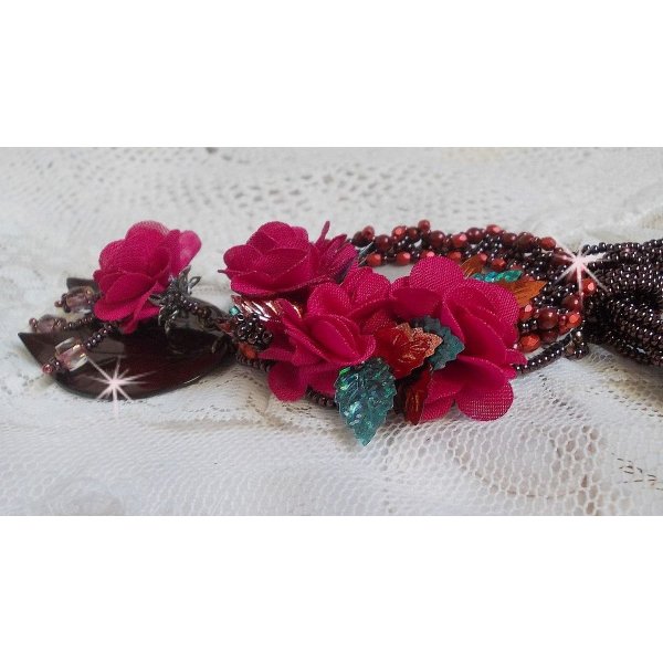 Belle Hélène Haute-Couture halsband med tygblommor och pärlemorblad