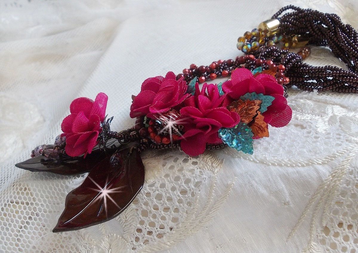 Belle Hélène Haute-Couture halsband med tygblommor och pärlemorblad