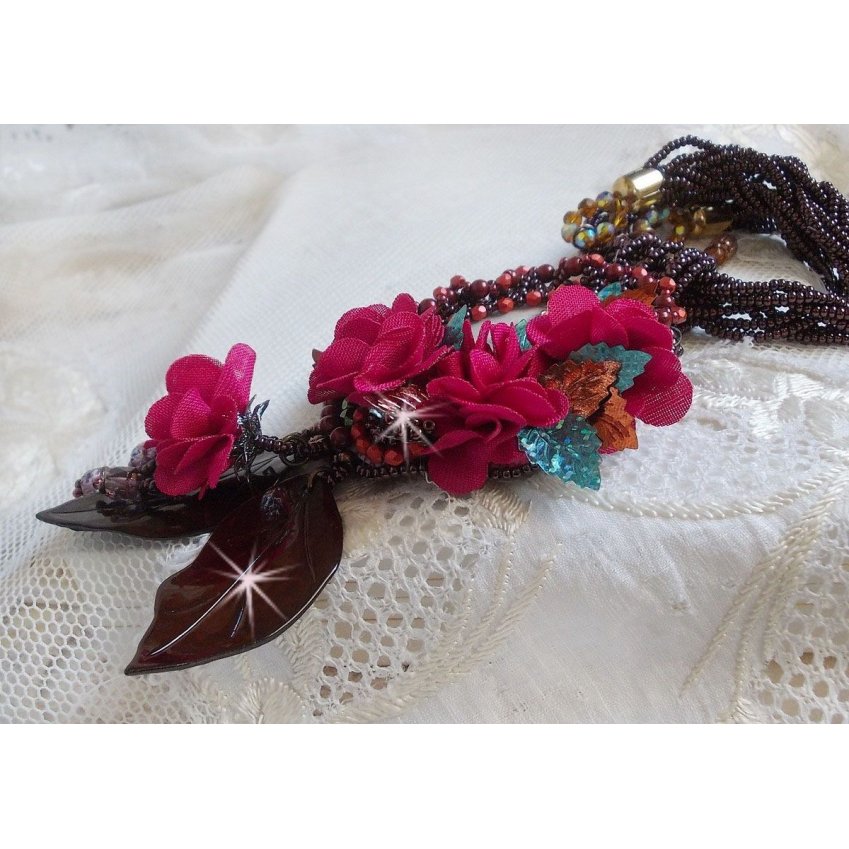 Belle Hélène Haute-Couture halsband med tygblommor och pärlemorblad