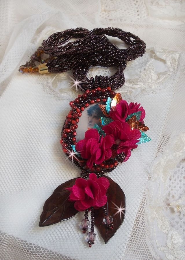Belle Hélène Haute-Couture halsband med tygblommor och pärlemorblad
