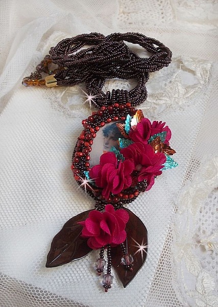 Belle H&eacute;l&egrave;ne Haute-Couture halsband med tygblommor och p&auml;rlemorblad