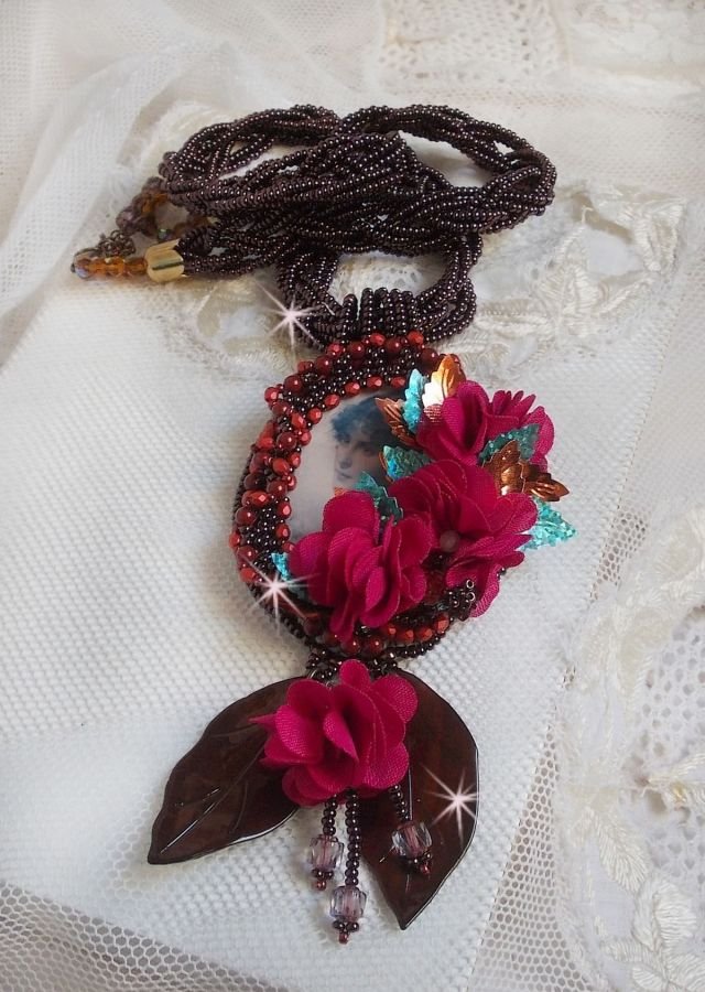 Belle Hélène Haute-Couture halsband med tygblommor och pärlemorblad
