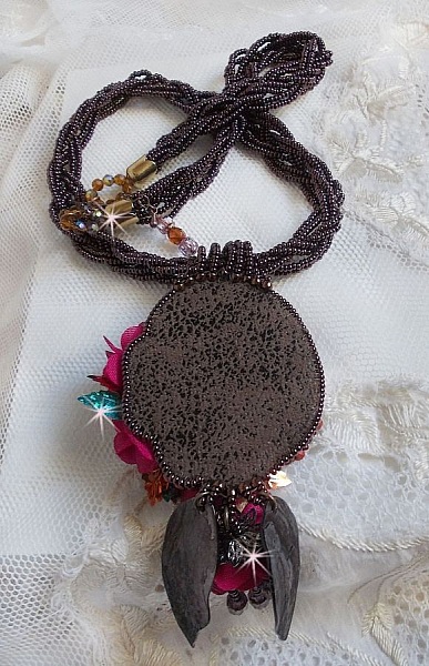 Belle H&eacute;l&egrave;ne Haute-Couture halsband med tygblommor och p&auml;rlemorblad
