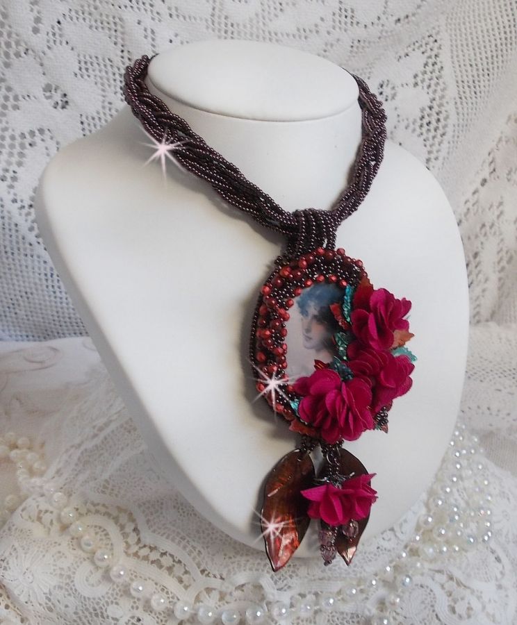 Belle Hélène Haute-Couture halsband med tygblommor och pärlemorblad