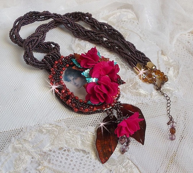 Belle H&eacute;l&egrave;ne Haute-Couture halsband med tygblommor och p&auml;rlemorblad