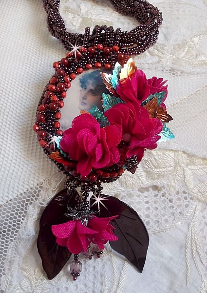 Belle H&eacute;l&egrave;ne Haute-Couture halsband med tygblommor och p&auml;rlemorblad
