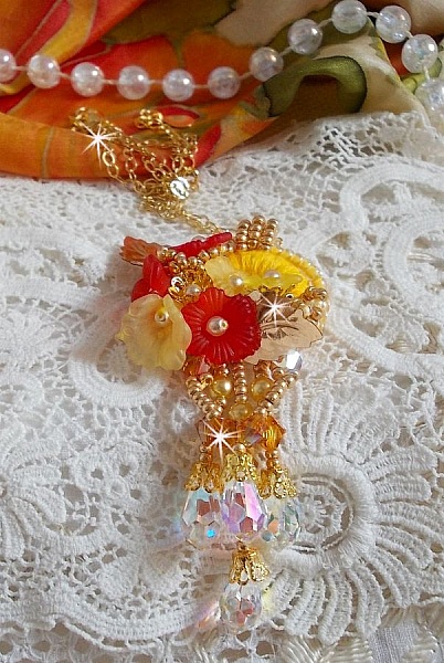 Halsband med guldknapp och halsband med kristaller och p&auml;rlor av olika kvalitet