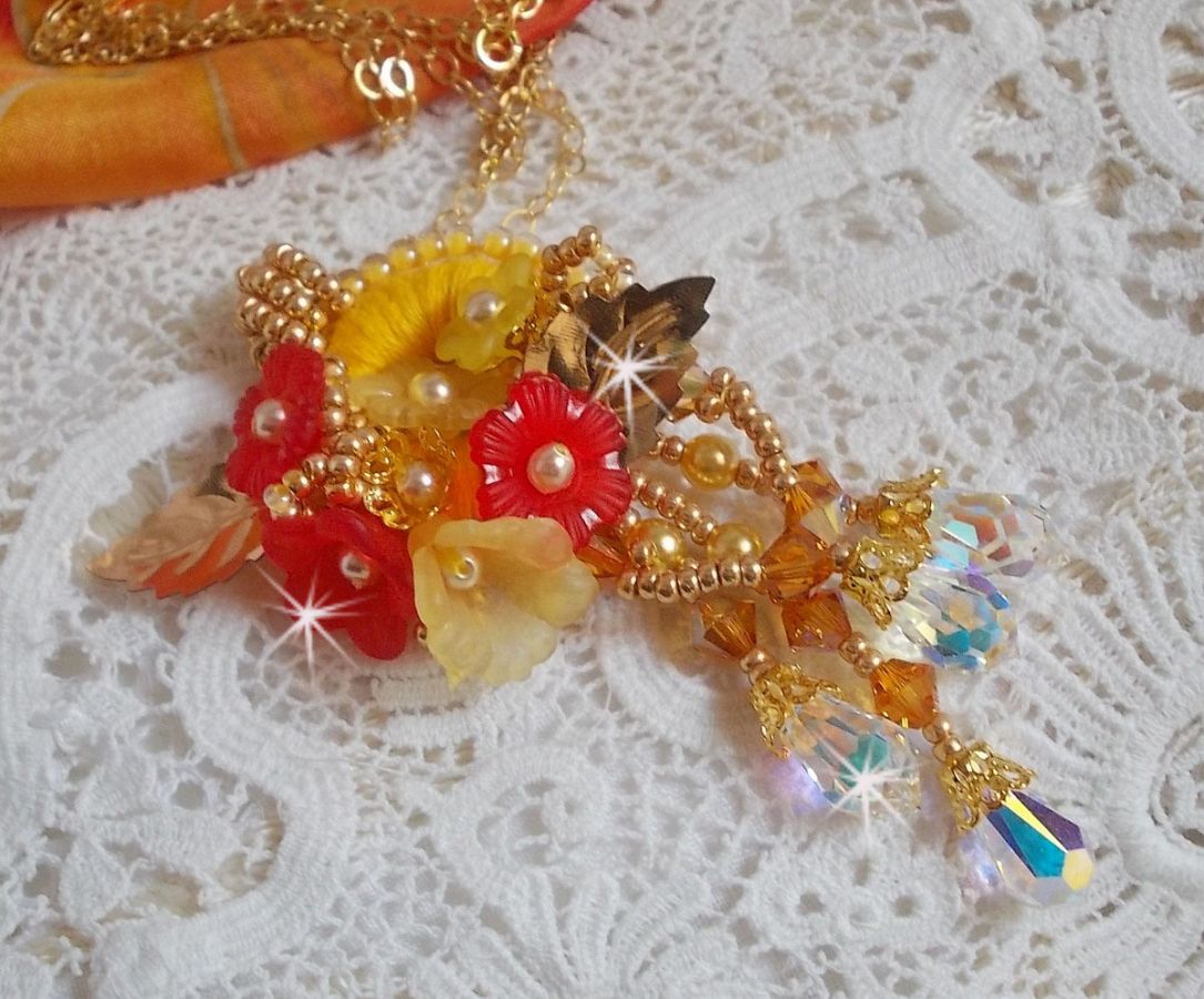 Halsband med guldknapp och halsband med kristaller och pärlor av olika kvalitet