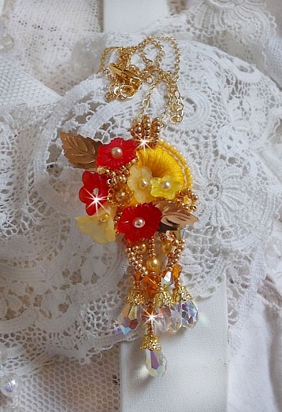 Halsband med guldknapp och halsband med kristaller och p&auml;rlor av olika kvalitet