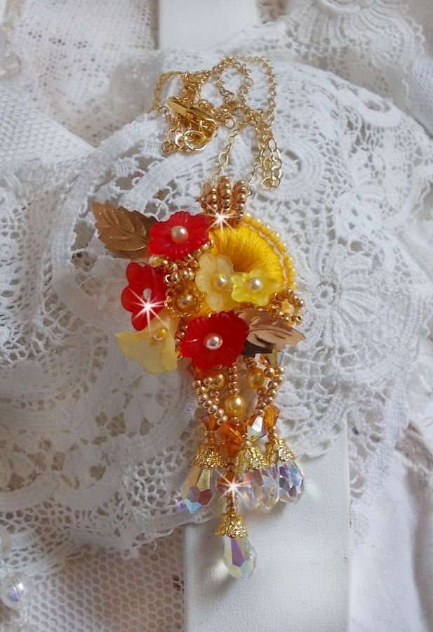 Halsband med guldknapp och halsband med kristaller och pärlor av olika kvalitet