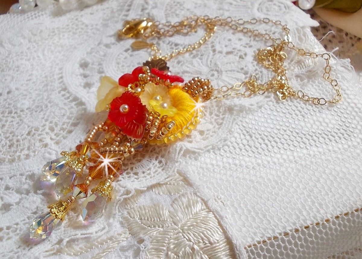 Halsband med guldknapp och halsband med kristaller och pärlor av olika kvalitet