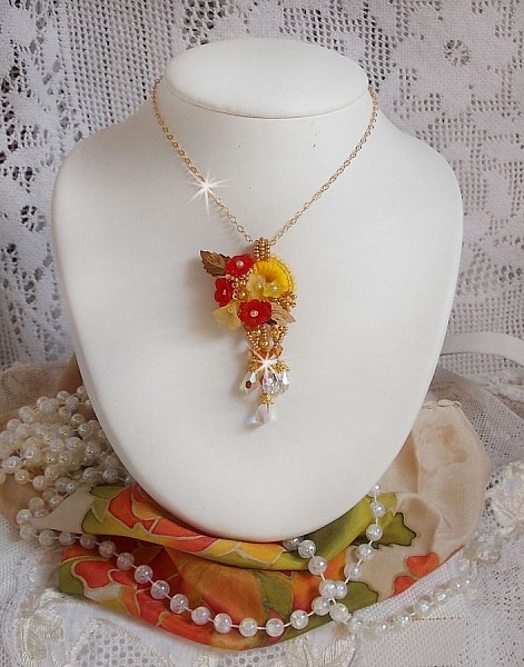 Halsband med guldknapp och halsband med kristaller och p&auml;rlor av olika kvalitet