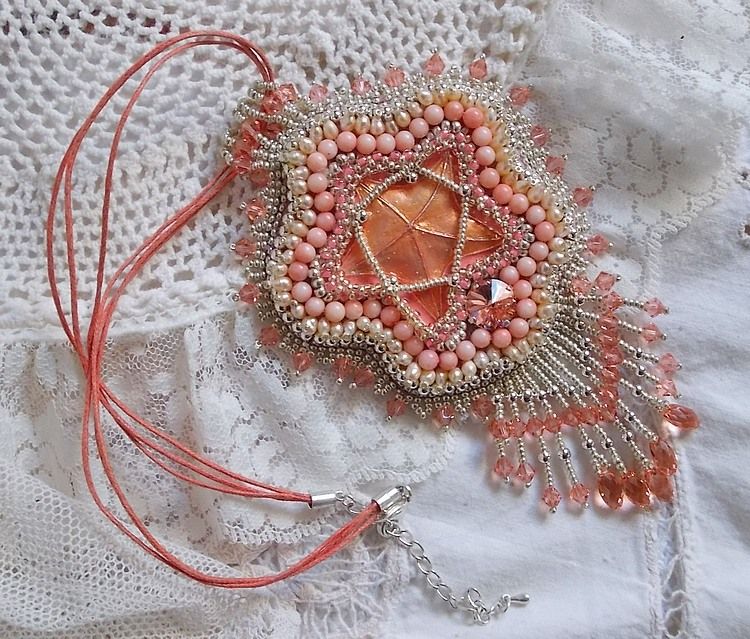 Korall hängande halsband broderat med en metallstjärna och odlade pärlor 